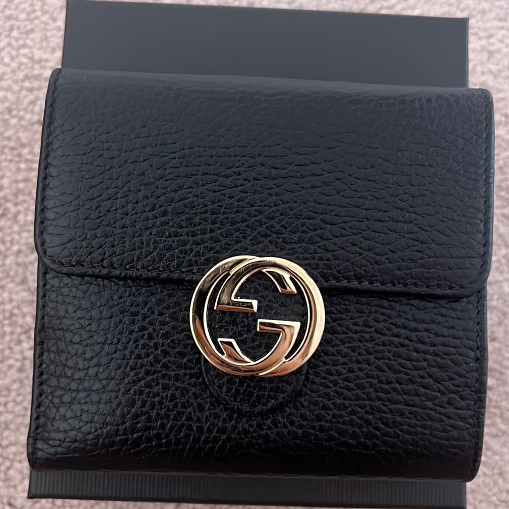 Black and sliver woman’s wallet